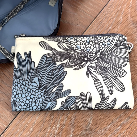 Baggallini Legacy Floral Print Cross Body Zipper Bag - Picture 3 of 6